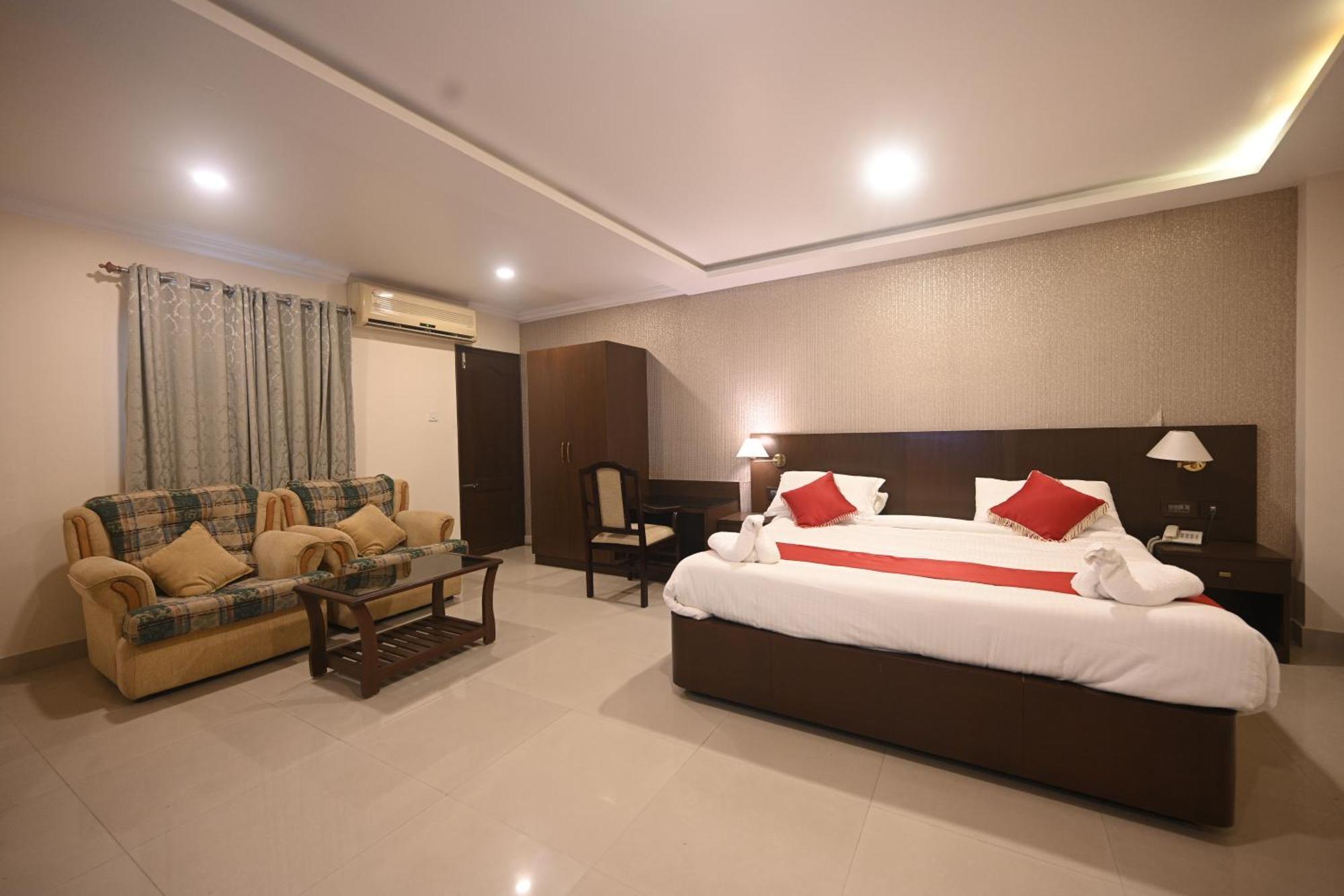 Hotel Bhagavath Gardens Chengannur Exteriör bild